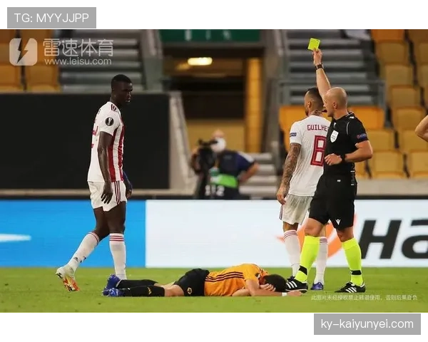 助理裁判职责详解：足球比赛中他们如何影响判罚决策