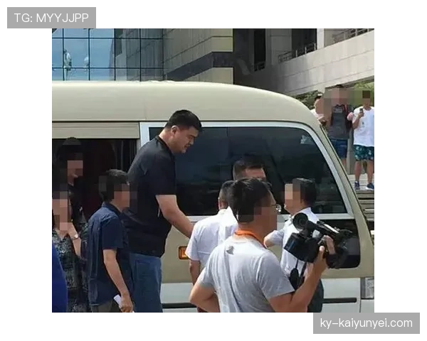 刚刷到姚明在超市结账，篮子里的东西跟我一模一样，价签却像来自另一个星球